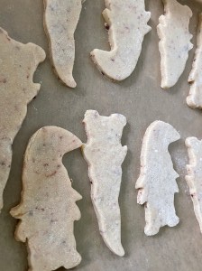 Ausgestochene Kekse auf dem Backblech