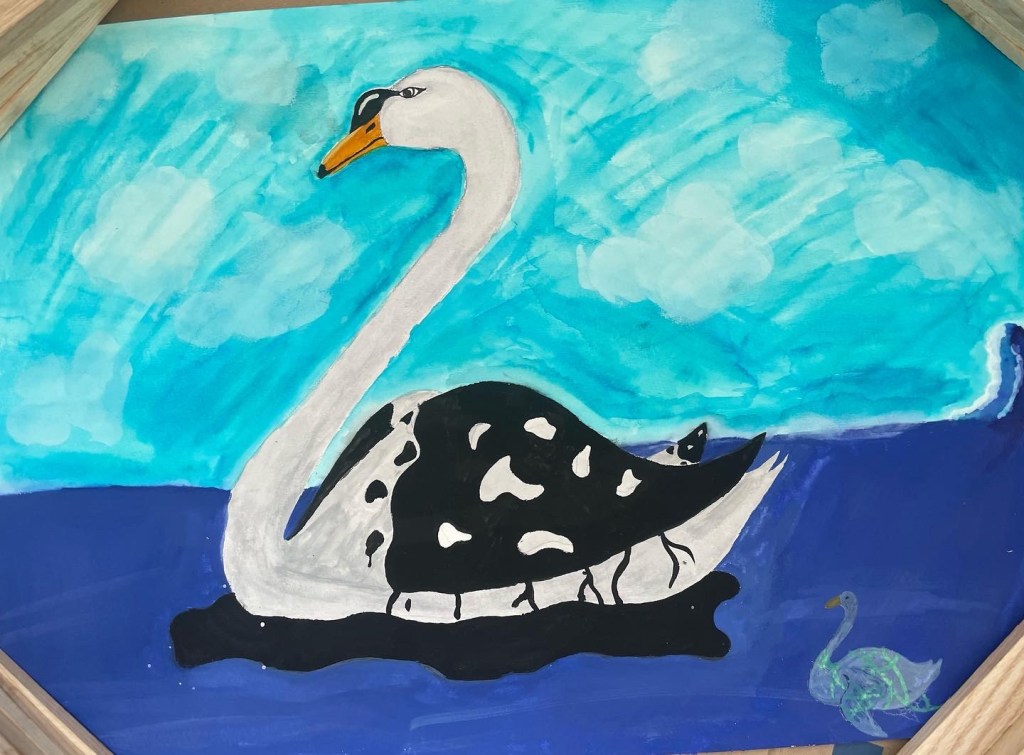 Umweltschutz birgt viele Ideen
Was macht Öl und Müll mit unseren Tieren?
Schwan mit Öl auf dem Gefieder
Jungschwan, der sich in Plastik verheddert hat.