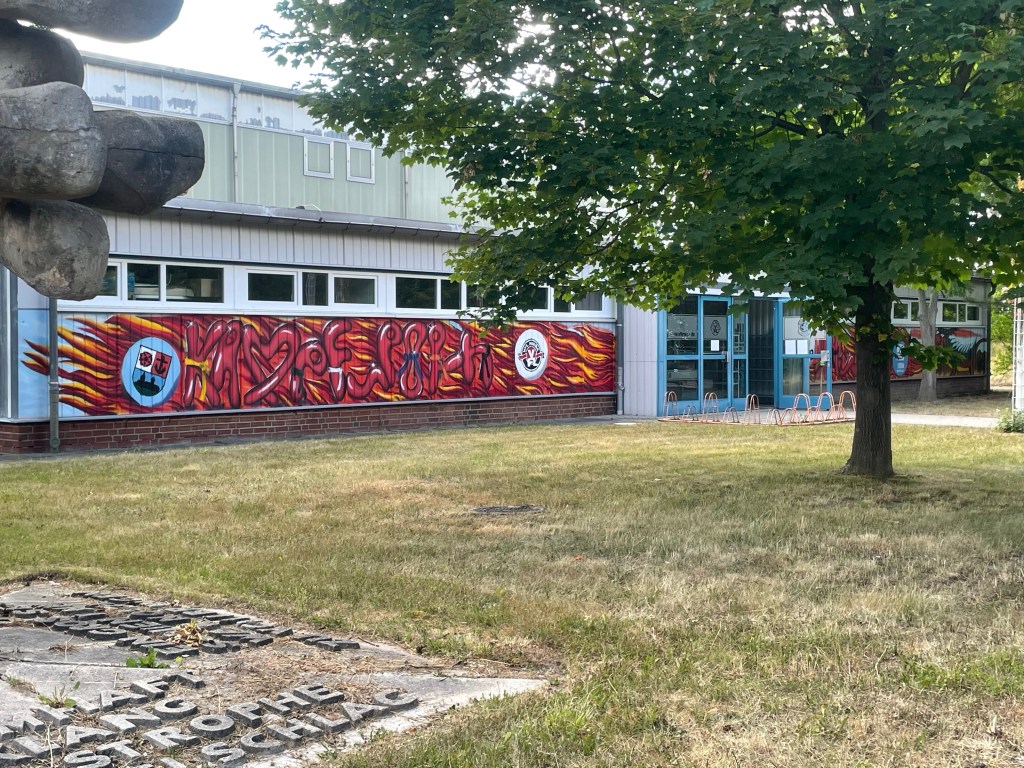 12 von 12 im Juli 2022 - Bilder aus meinem Naturgarten
Graffiti an Kampfsporthalle in Riesa
Kerstin Dähne