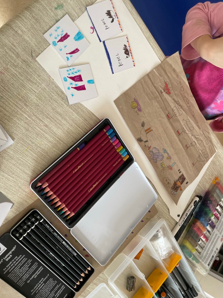 Umweltschutz birgt viele Ideen
Arbeitsplatz mit Buntstiften, Bleistiften
gestaltet wird ein Bild und Memory
