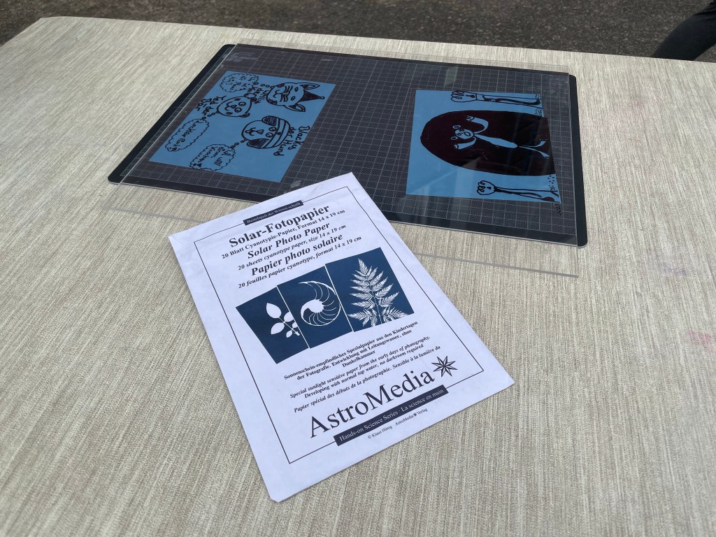 Wir probieren Cyanotypie im Workshop