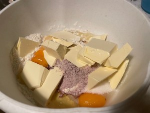 Schüssel mit Backzutaten