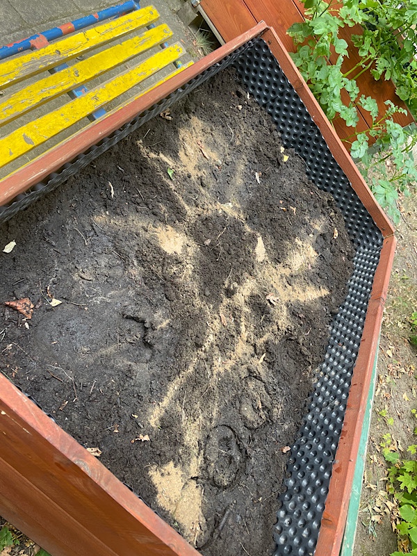 Erfahrungen sammeln und wachsen – mein Jahresrückblick 2022,
Hochbeet mit Sonne aus Sand