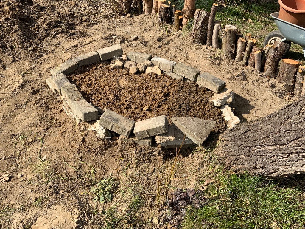 Anlage einer Blühwiese – die Fertigstellung
Kleines Lehmbeet in der Entstehung
Naturgarten
Kerstin Dähne