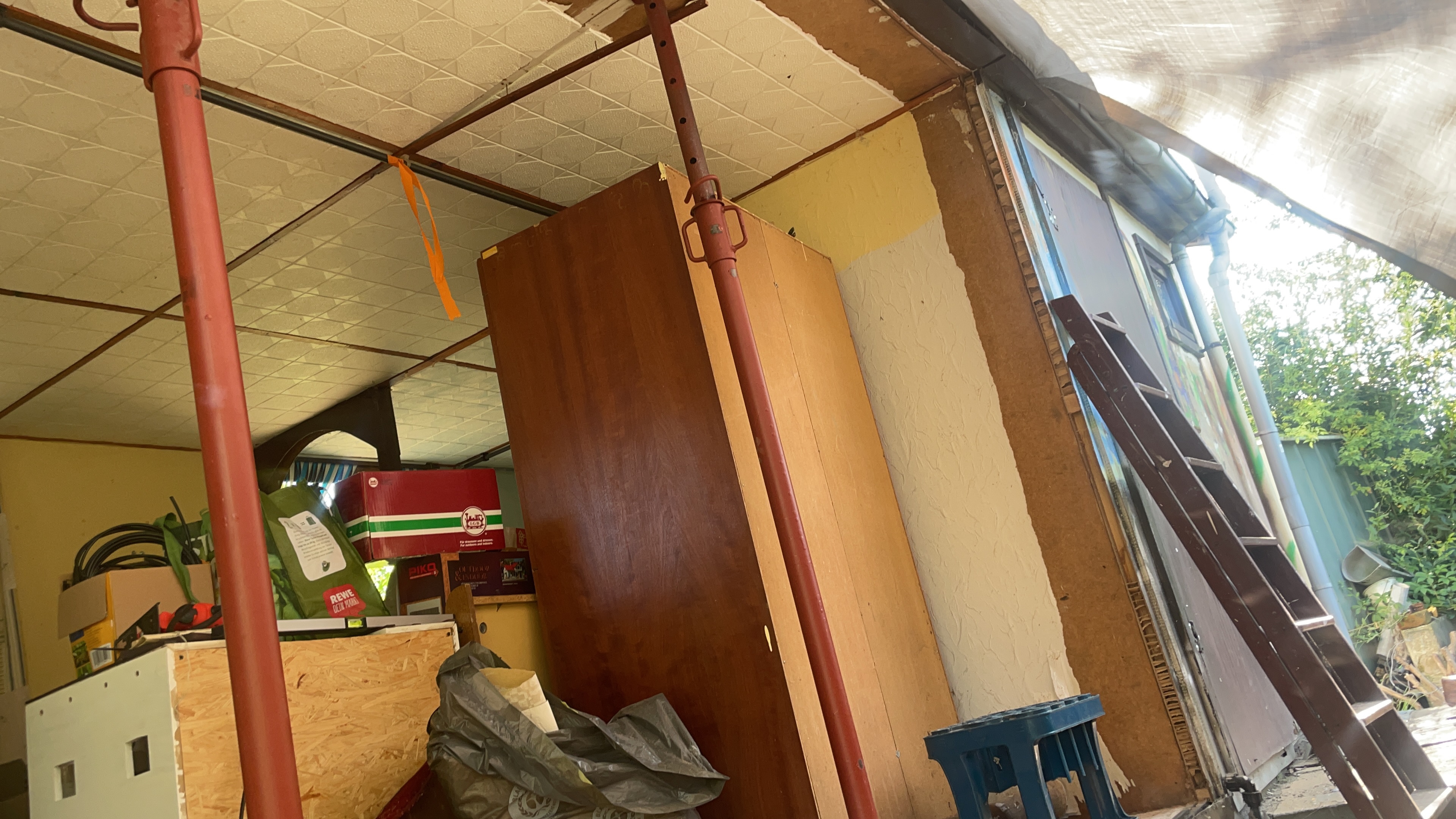 Der Plan sah anders aus – Arbeiten an der Gartenlaube
Abriss der Rückwand
Gartenlaube